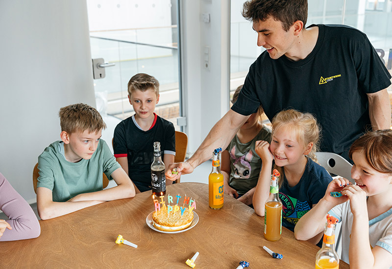 Geburtstag feiern unter Aufsicht von kompetenten Trainer:innen