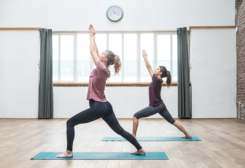 Gemeinsam Yoga praktizieren